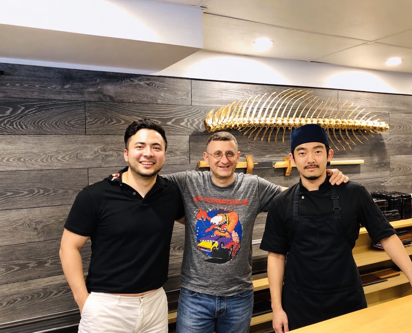 主厨 Pino Posteraro 到访 Taka’s,与包括主厨 Michael 在内的共同店主合影