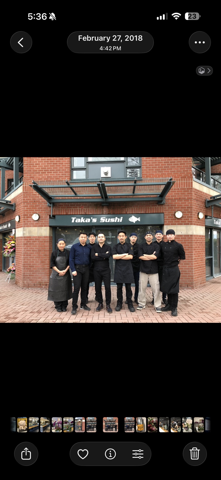 2018年2月27日,Taka’s 当时的员工在 Five Corners 餐厅外合影