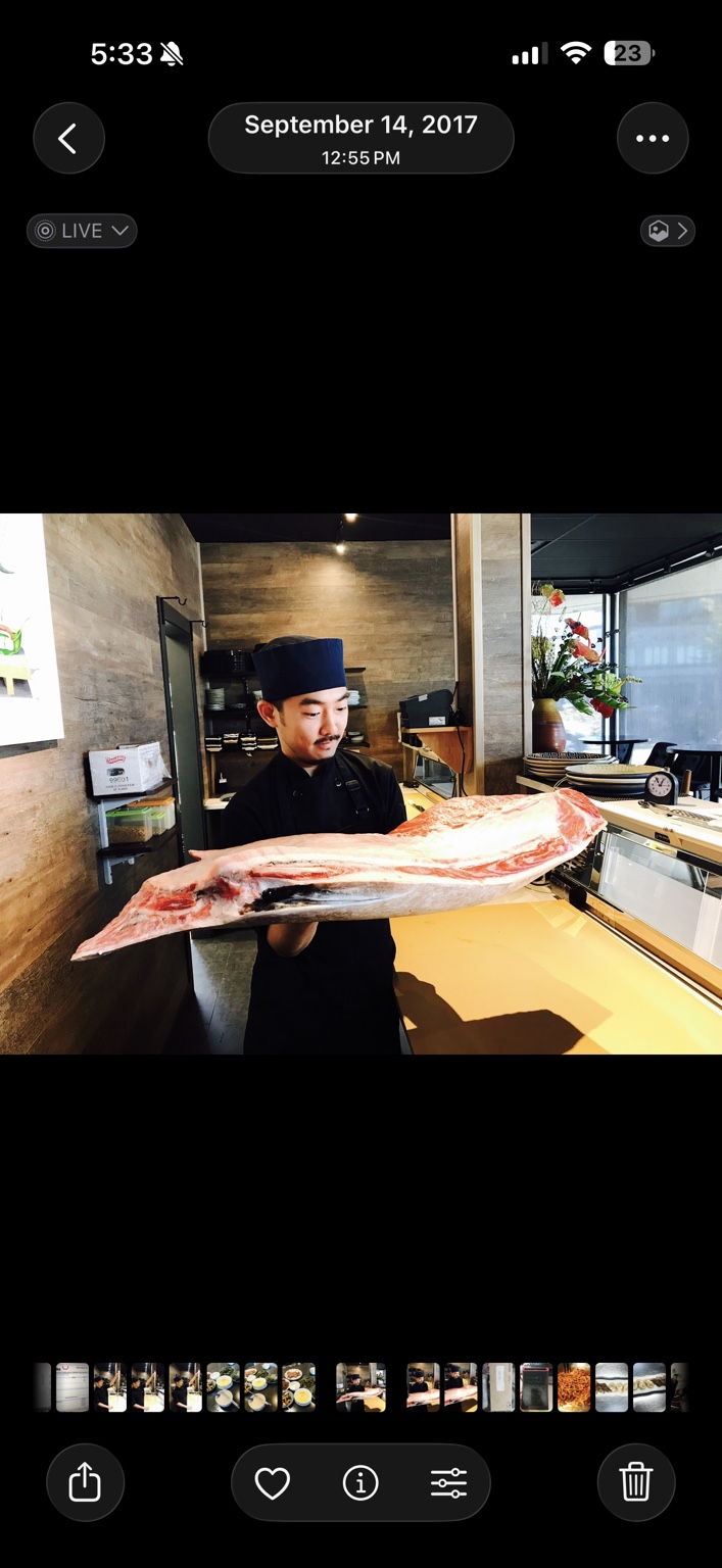 Michael 在 Taka’s 的 Johnston Road 旧店址手持一大块蓝鳍金枪鱼肉