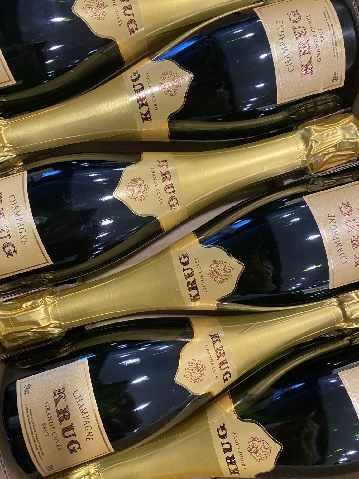 Mini Krug Grande Cuvée 香槟375 ml半瓶装,照片中可见金色箔封与酒标
