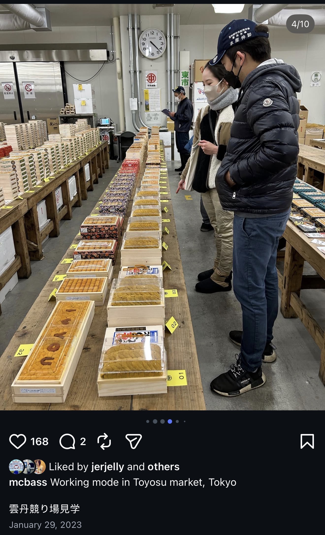 Michael 在日本东京丰洲市场参观海胆陈列