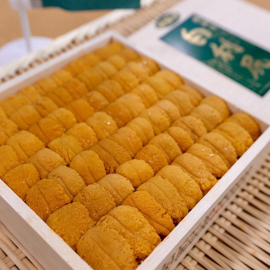Taka’s Sushi 分享的北海道利尻海胆,盛于木盒中