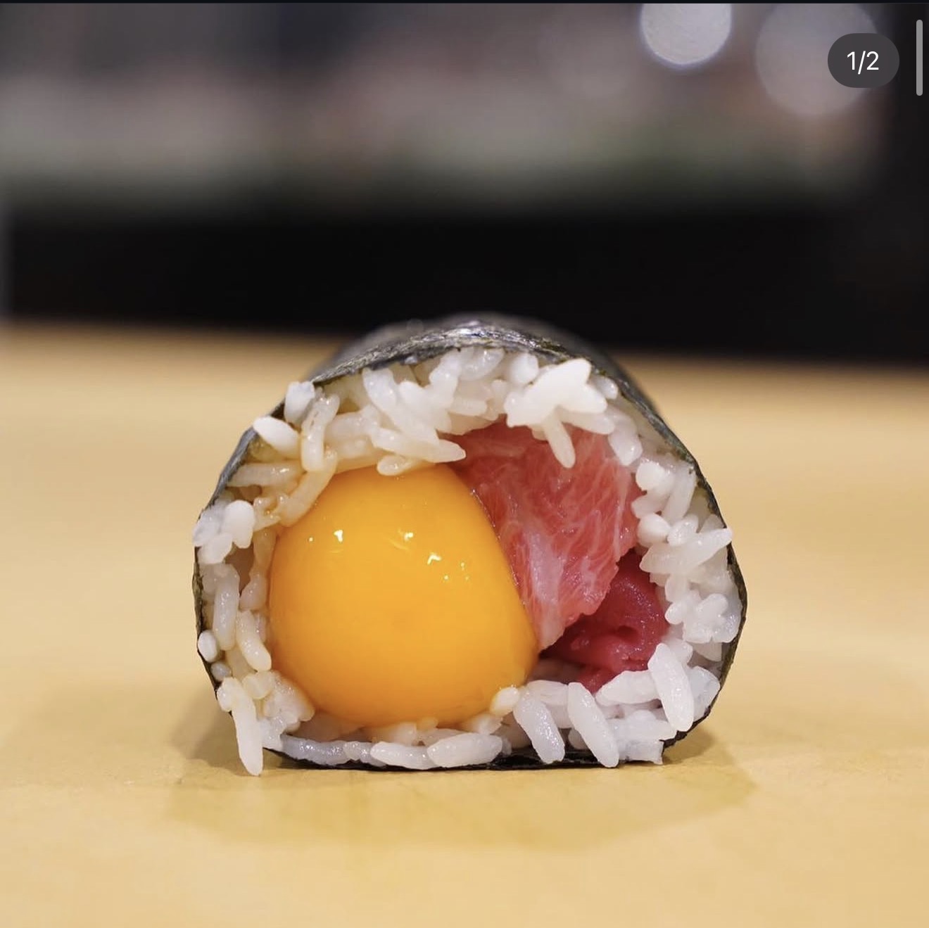 以米饭、海苔、海鲜与腌制蛋黄制作的寿司卷