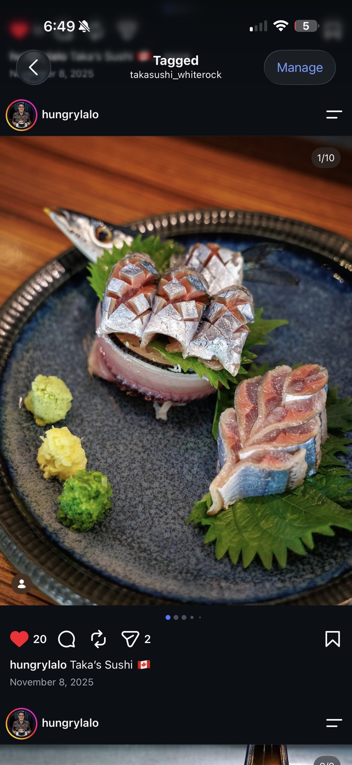 Taka’s 的 Sanma 秋刀鱼刺身,银皮鱼片配绿叶与三处点缀,盛于深色陶瓷盘上