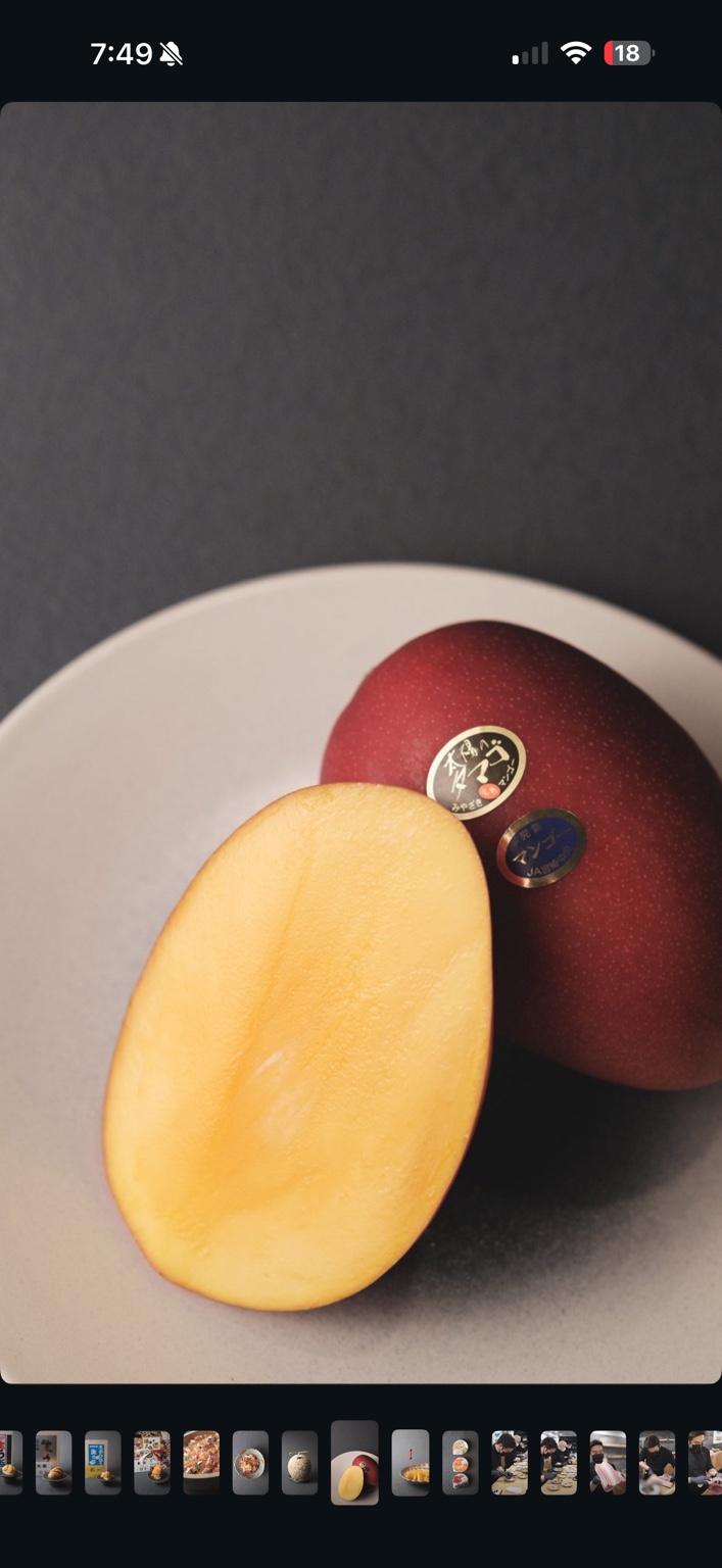 宫崎 Taiyo no Tamago 芒果,保留原标签,旁边是一片切开的金黄色果肉