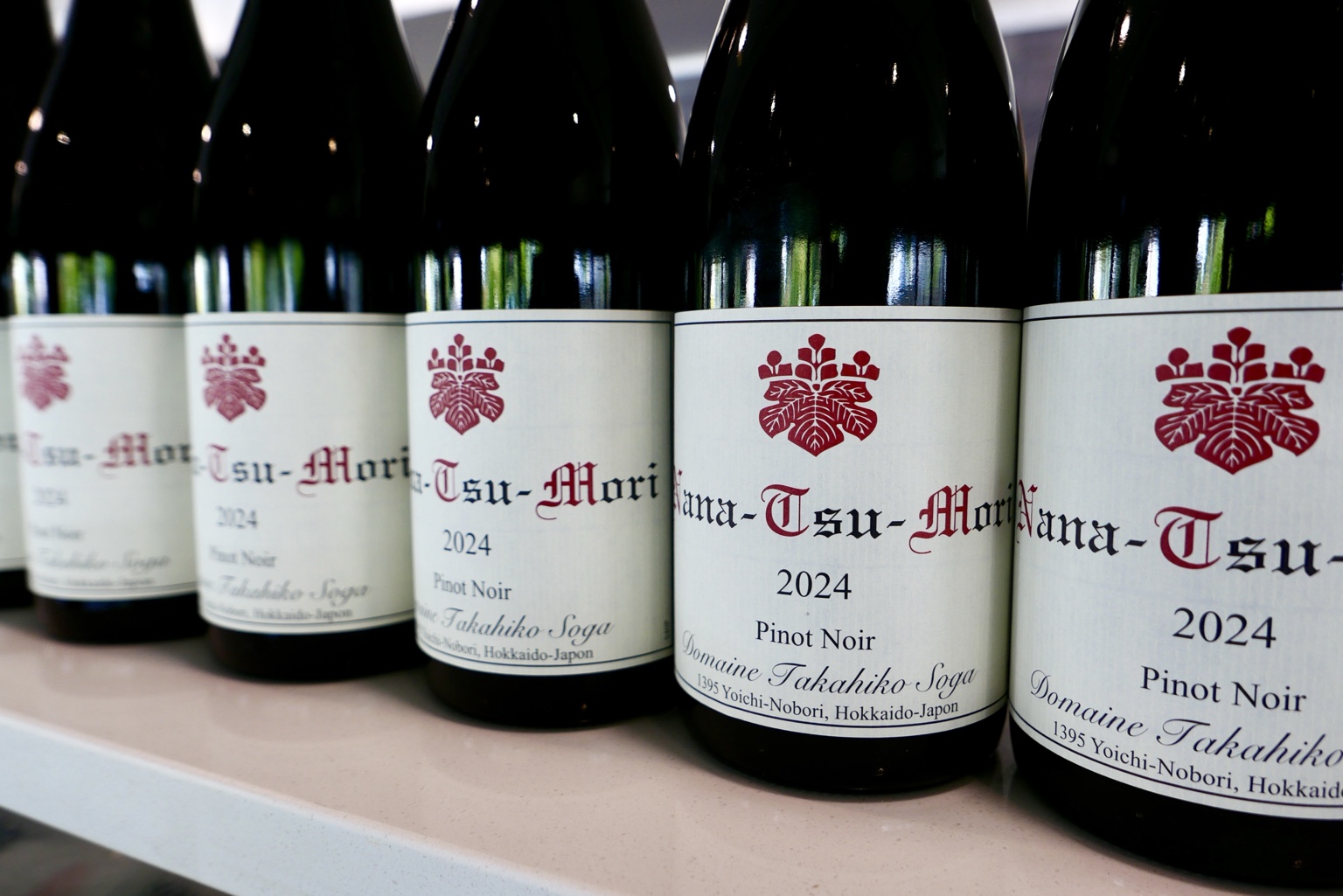 Domaine Takahiko Soga 的 Nana-Tsu-Mori 2024 黑皮诺葡萄酒,酒标注明日本北海道